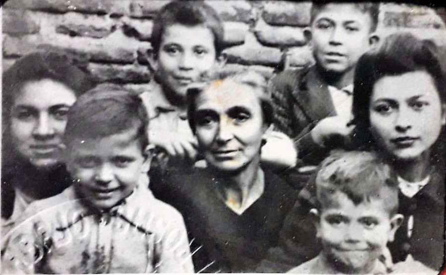 Ascensión, de joven, a la derecha, con su madre y sus hermanos.