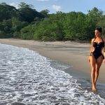 En las paradisíacas playas de la luna de miel.