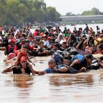 Migrantes como estos cruzando la frontera de Guatemala hacia el norte, ya no podrán entrar en México. RTVE