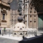 Por esta puerta entrarán novios e invitados. Esperamos que no les estorbe el Giraldillo. PROPRONews