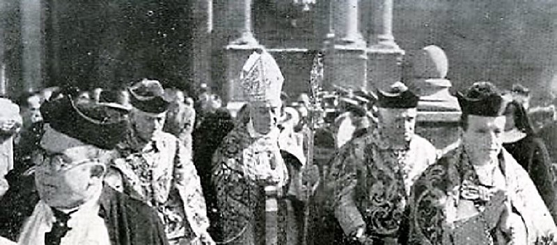 1952, el obispo, en una celebración de su diócesis.