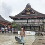 El autor, ante uno de los numerosos templos de la ciudad.