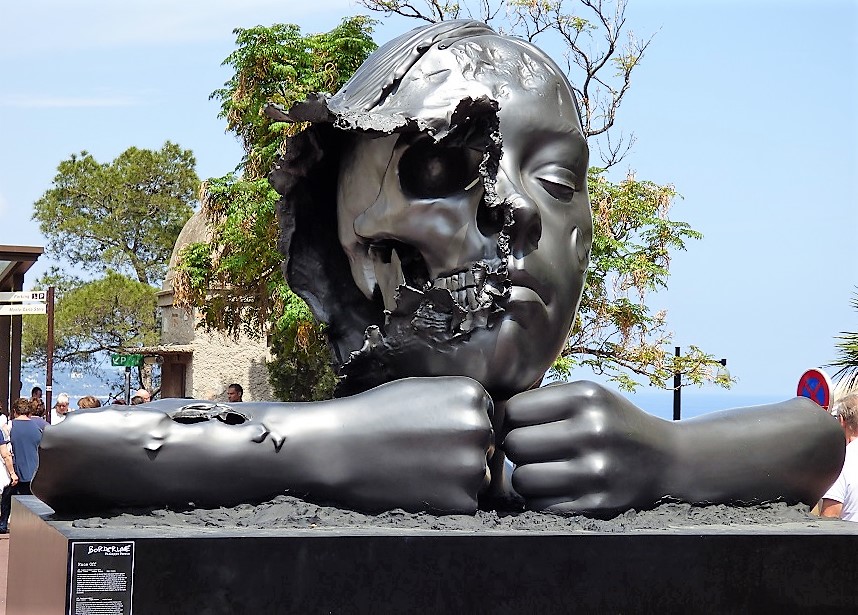 Esta escultura de Philippe Pasqua, en la explanada del Oceanográfico, es una metáfora elocuente del Principado. J. M. PAGADOR