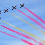 La Patrulla suele poner fin a sus ejercicios dibujando en el aire la bandera de España. J.M. PAGADOR