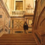 La regia escalera del Archivo que da acceso a la exposición. J.M. PAGADOR