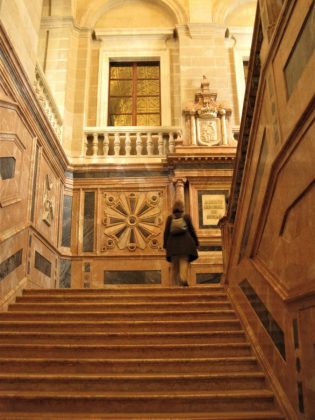 La regia escalera del Archivo que da acceso a la exposición. J.M. PAGADOR