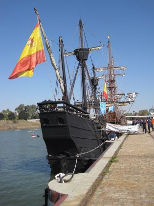 Popa de la réplica de la nao Victoria atracada en el puerto de Sevilla. J.M. PAGADOR