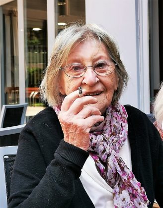 Ana Guardione, viuda de Chicho Sánchez Ferlosio, y su sempiterno cigarrillo.