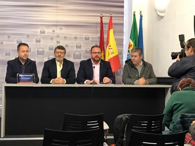 En esta foto de El Periódico Extremadura se ve al alcalde y al gerente en rueda de prensa solicitándose la Medalla.