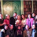 El grupo de artistas cacereños posa con la duquesa en la biblioteca del palacio.