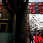 Información de cambio de divisas en una calle de Buenos Aires. RTVE