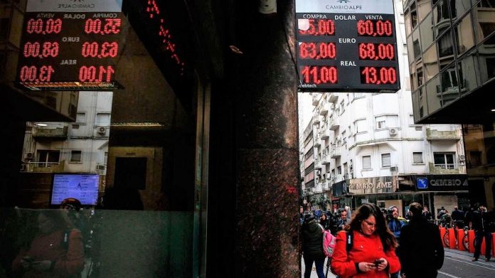 Información de cambio de divisas en una calle de Buenos Aires. RTVE