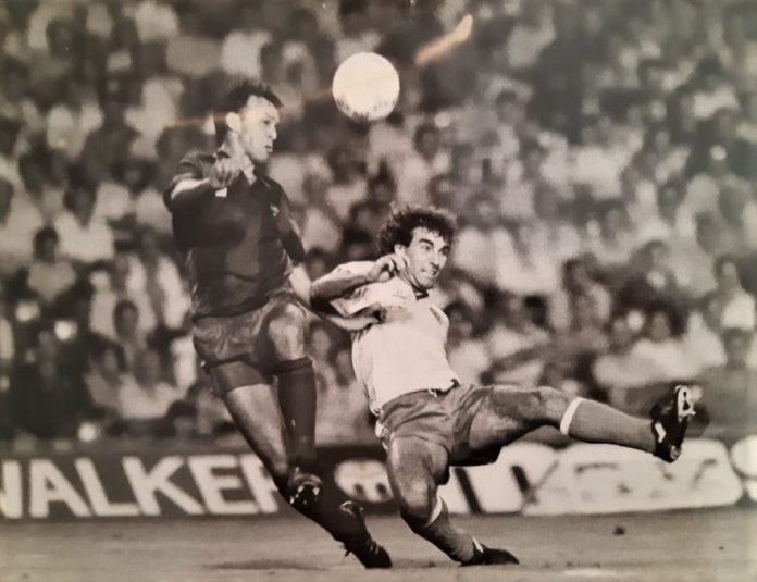 Juanma Generelo, disputando un balón en un encuentro de primera división con el Cádiz en el Camp Nou.