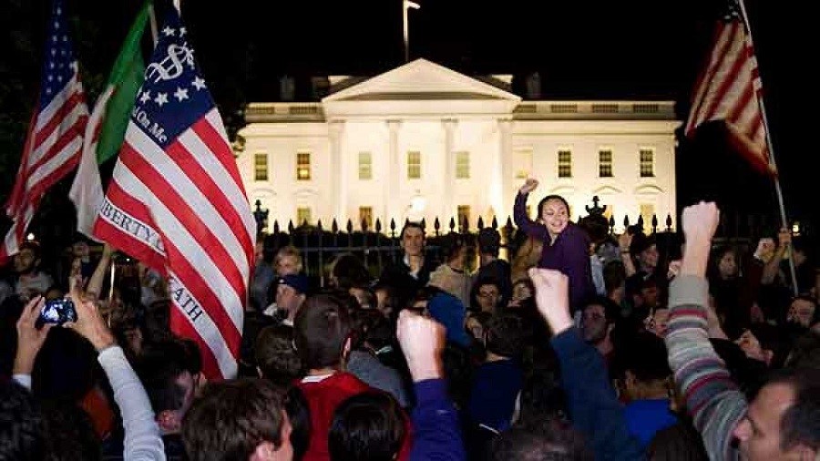 Manifestación de alegría ante la Casa Blanca, que fue objetivo terrorista frustrado, por la muerte de Bin Laden en 2011. TVE