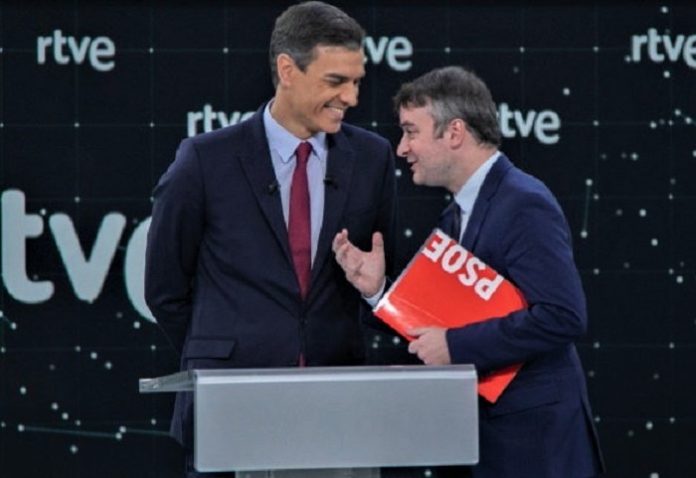 Sánchez le ríe las gracias mientras él tiene al PSOE boca abajo. RTVE