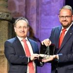 Farsa y tragicomedia. Cimarro recibe la Medalla de Extremadura.