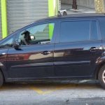 Los bomberos tuvieron que romper las ventanillas para salvar del fuego vehículos estacionados junto a los incendios. PAGADOR-PROPRONews