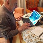 Trabajando en su casa.