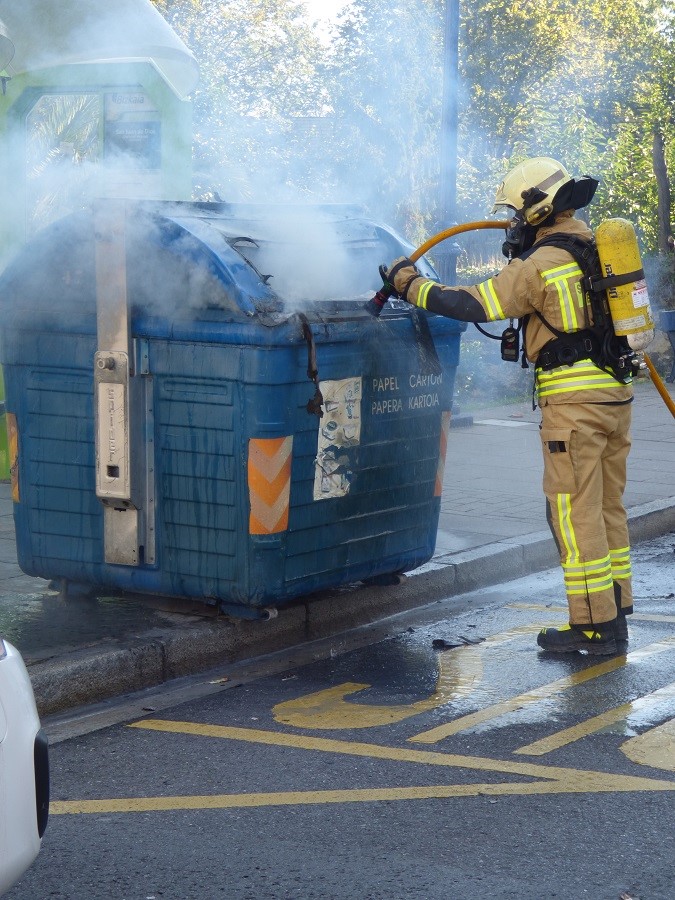 Un bombero apaga un contenedor en Santurtzi. PAGADOR-PROPRONews