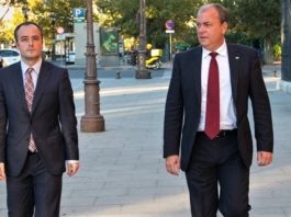 Destruir la carrera política de Monago (d) por la nefasta estrategia del gurú costó además una fortuna a los extremeños.
