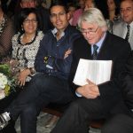 El poeta, con su mujer y uno de sus dos hijos en un acto de reconocimiento a su figura. PROPRONews