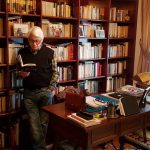 El poeta, en su estudio.