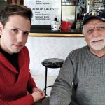 El autor, con Manuel Trejo, biógrafo de la artista que pidió para ella sin éxito la Medalla de Extremadura.