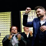 Una imagen elocuente. Ellos representan a els quatre gats que están decidiendo por todos nosotros. RTVE