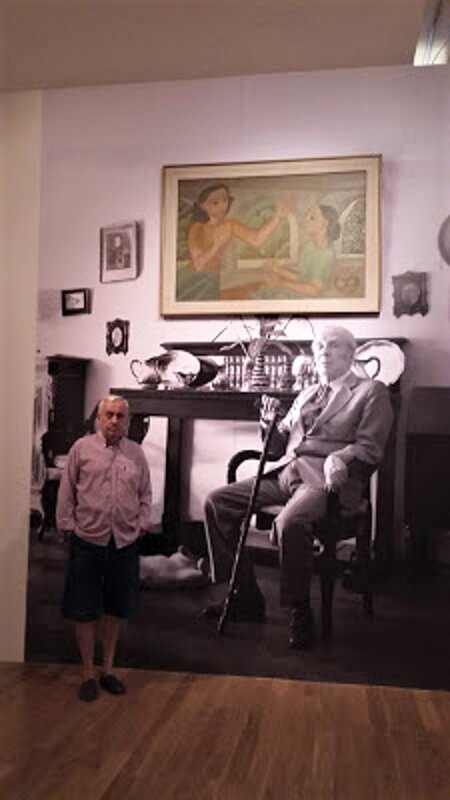 Nuestro corresponsal, ante una reproducción de la casa de Borges con un cuadro de Norah, que figura en la exposición. PROPRONews.
