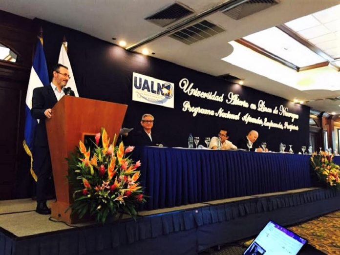 Presentación de la Universidad Abierta en Línea de Nicaragua con el ministro responsable.