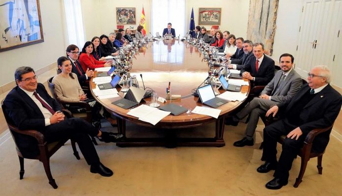 Primera imagen del nuevo gobierno reunido en consejo de ministros. RTVE