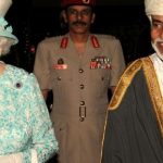 El sultán recientemente fallecido, con la incombustible reina de Inglaterra, la monarca más longeva del mundo. SULTANATO DE OMÁN