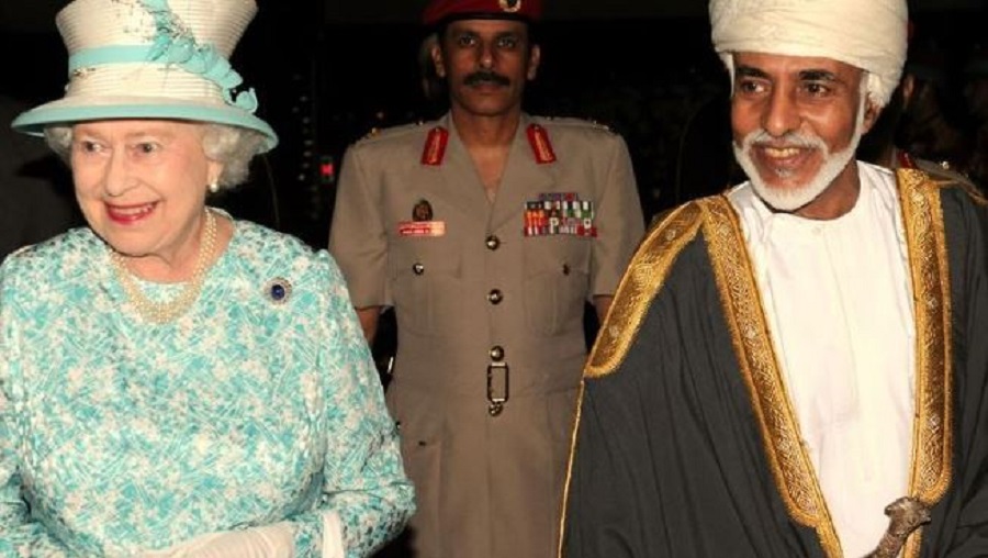 El sultán recientemente fallecido, con la incombustible reina de Inglaterra, la monarca más longeva del mundo. SULTANATO DE OMÁN