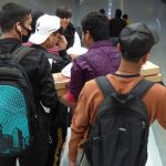 Jóvenes emiratíes en Dubai, uno de ellos, con mascarilla. JM PAGADOR