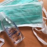 Las mascarillas de todo tipo están agotadas en todo el mundo y escasea el gel antiséptico. J.M. PAGADOR