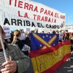 Los manifestantes de Madrid, armados de sus banderas, echaron a Vox y gritaron contra el coletas. J.M. PAGADOR