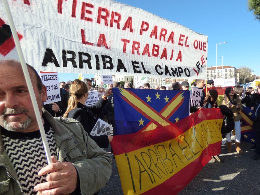 Los manifestantes de Madrid, armados de sus banderas, echaron a Vox y gritaron contra el coletas. J.M. PAGADOR