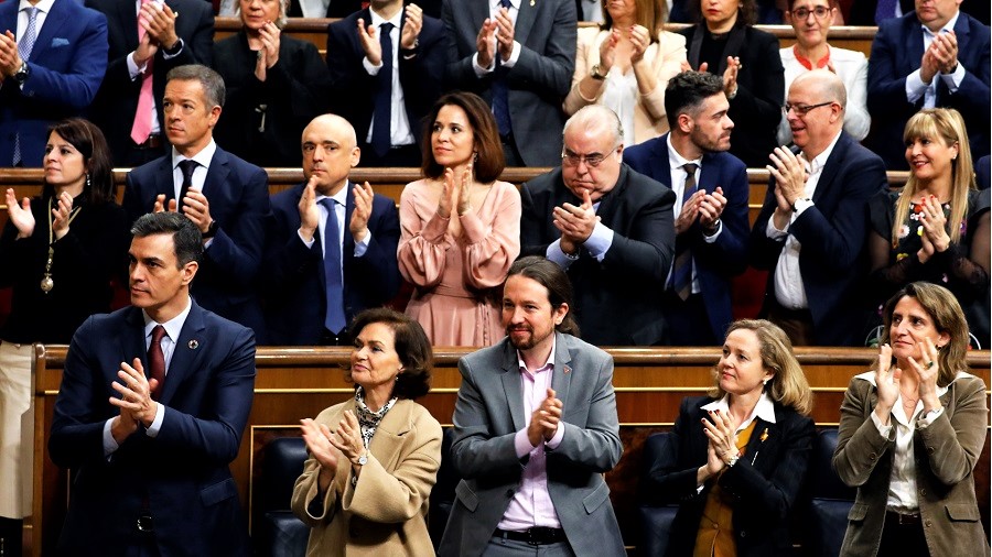 Pablo Iglesias aplaude al rey con expresión satisfecha. RTVE