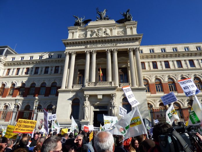 Rebelión ante un ministerio que muchas veces actúa de espaldas a los agricultores. J.M. PAGADOR