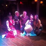 El psiquiatra, en su viaje a Seul, con su mujer, Mary-Chel, su hija Isabel y unos músicos coreanos.