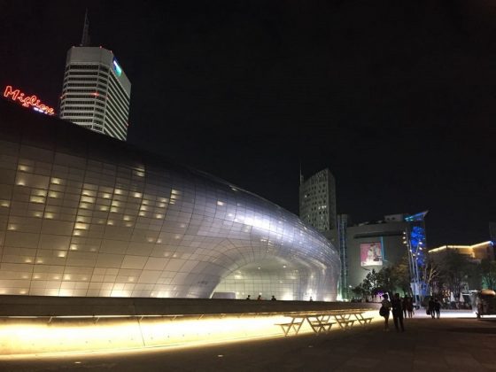 Plaza futurista de Seul, con diseño de Zaha Hadid.