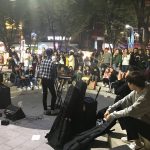 Músicos callejeros. La vida en Seul es muy animada.