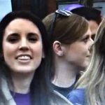 Con la juez Victoria Rosell, a la que abrazó y besó, en la manifestación PROPRONews