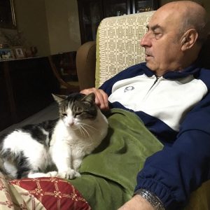 El autor, con su gato Jimy