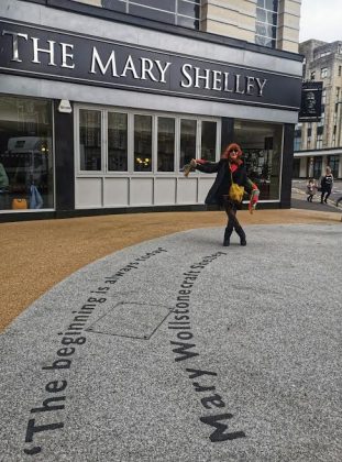 La autora, ante el pub que lleva el nombre de Mary Shelley. ELISA BLÁZQUEZ