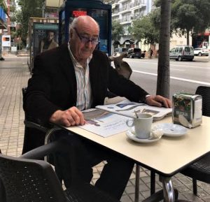 Juan Serna es un adicto lector de periódicos, especialmente de El País.