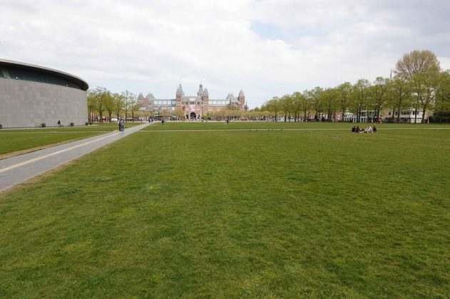 El parque en el entorno del Rijks Museum, habitualmente abarrotado y hoy semivacío. CHEMA BUENECHEA