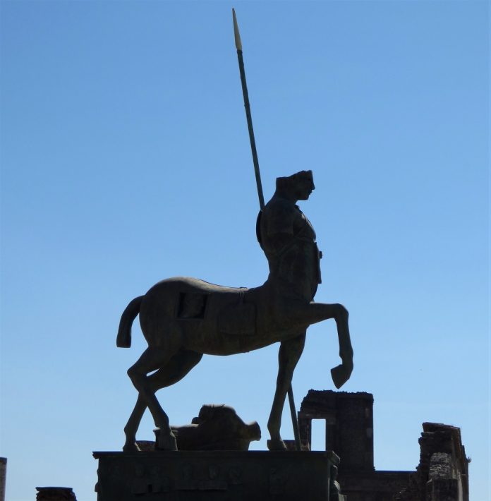 Centauro de Igor Mitoraj en el foro de Pompeya, un símbolo de cambio y avance. J.M. PAGADOR