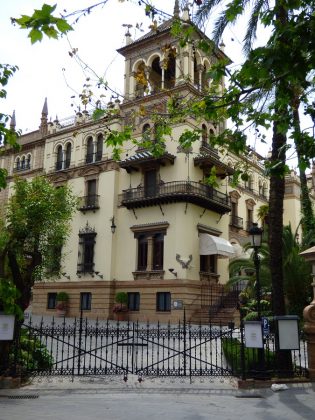 El hotel Alfonso XIII, cerrado. J.M. PAGADOR