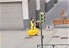 La chica del traje amarillo en la Feria imposible de 2020. J.M. PAGADOR